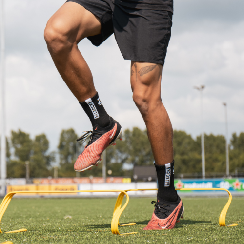 Waarom gripsokken onmisbaar zijn voor elke voetballer (en hoe FitSockr het verschil maakt)